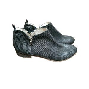 La Parigina Italian leather boots size 10 textured low heel double‎ zip black